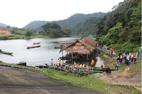 Tại đập Phà Lài đi thuyền trên sông Giăng 